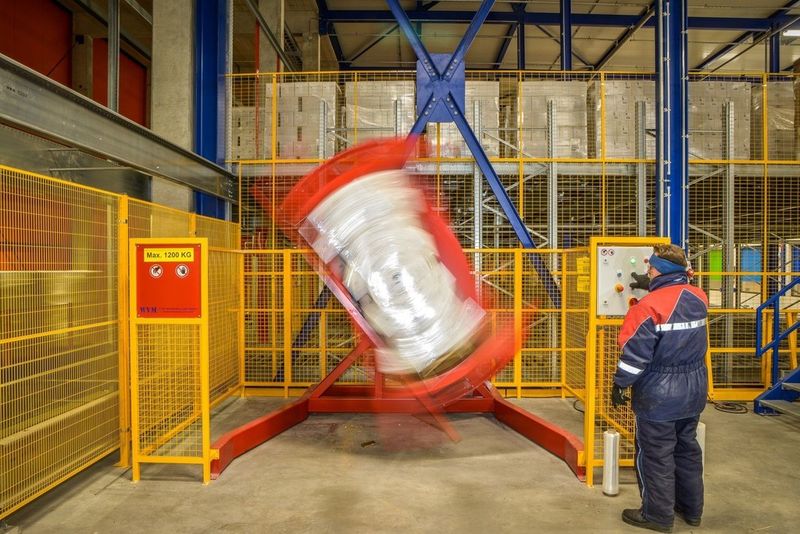 Gut eingepackt – sowohl die Paletten als auch die Mitarbeiter müssen im Tiefkühllager gut verpackt sein. (Bild: KLM)