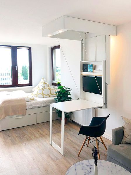 Das Möbelsystem Slim Office von Neostorage wird von einem Elektromotor angetrieben und kann ferngesteuert auf- und abgesenkt werden. Das Modul liefert eine Komplettlösung für den Arbeitsbereich zu Hause. Dafür werden in dem Modul Stromanschlüsse, USB-Anschlüsse, Licht, ein 28 Zoll großer Monitor und Stauraum für Unterlagen und Geräte integriert. (Bild: German Design Award/Neostorage)