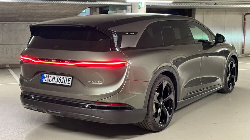 Das durchgängige Leuchtband ist auch hinte das markante Designelement. Trotz 5,03 Metern Länge wirkt der Gravity eher zurückhaltend – Undercover-Exot eben. (Bild: Schreiner – »kfz-betrieb«)