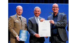 Baden-Württembergs Innenminister Thomas Strobl (Mitte) präsentiert die Auszeichnung mit Hans-Jürgen Heitzer (r.). Links Guido Schanz, der für einen UN-Einsatz im Rahmen der Ukraine-Krise kürzlich für drei Wochen freigestellt wurde. (Bild: Kardex Mlog)