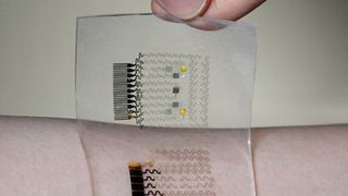Transparent, flexibel und leitfähig: Das entwickelte Pflaster basiert auf mit Goldatomen durchsetzen Graphen in Kombination mit einem dünnen, gewundenen Goldnetz.  (Bild: Hui Won Yun, Seoul National University)