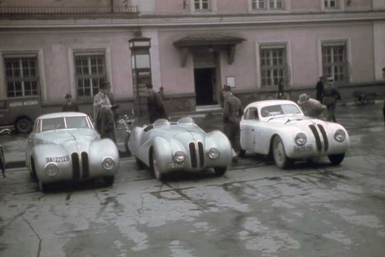 Verschiedene BMW-328-Modelle, wie sie bei der Mille Miglia 1940 zum Einsatz kamen. (Foto: BMW)