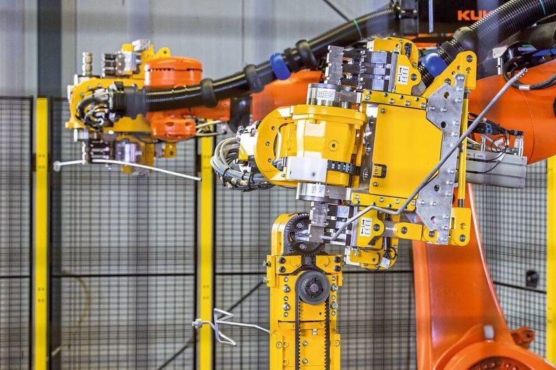 Transfluid-Biegezellen mit zwei Robotern biegen lange Rohre von beiden Seiten. (Transfluid)
