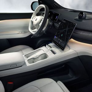 Der Innneraum ist schlicht gehalten, zwei Displays dominieren.(Bild:  Nio)