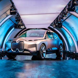 Der Vision i-Next ist anschließend zu einer fünftägigen Weltumrundung mit den Stationen New York, San Francisco und Peking, also seinen künftigen Hauptmärkten, gestartet.(Bild:  BMW)