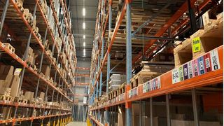 Im Sonepar-Logistikzentrum Garbsen hat ONK 40.000 Palettenplätze mit neuen QR- und fabcodierten Etiketten bei laufendem Betrieb gekennzeichnet und so die Voraussetzungen für den Umstieg auf ein neues Warenwirtschaftssystem geschaffen. (Bild: ONK/Sonepar)