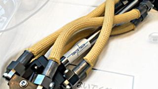 Ein Robotergelenk, das sechs künstliche hydraulische Muskeln nutzt. (Tokyo Institute of Technology)