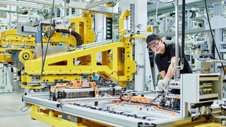 Auch in Produktionshallen wollen Beschäftigte trotz Schichtarbeit häufig mehr Flexibilität.  (Daimler)