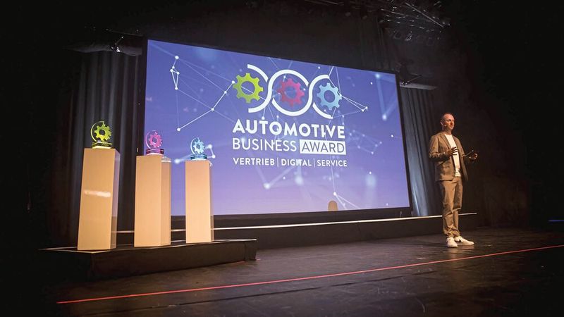 Vor allem ging es aber um die Frage, wer die Sieger in den Kategorien Vertrieb, Service und Digitalisierung sind. Moderator Tobias Grimm führte durchs Programm. (Bild: Stefan Bausewein)