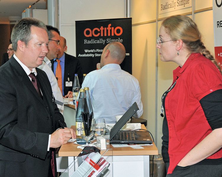 Zahlreiche Gespräche fanden an den Ständen der Hersteller statt. (Archiv: Vogel Business Media)