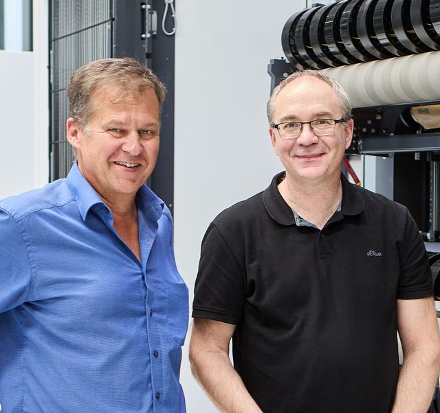 Markus Schrödl (r.), Elektrotechnik-Spezialist bei BHS Corrugated, und Thomas Puchta, Gebietsverkaufsleiter bei Helukabel.  (Bild: BHS Corrugated)