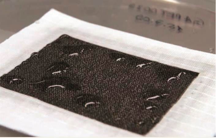 Die elektroosmotische Membran der neuen Funktionskleidung transportiert Flüssigkeit aktiv an die Aussenfläche (schwarz). (Osmotex)