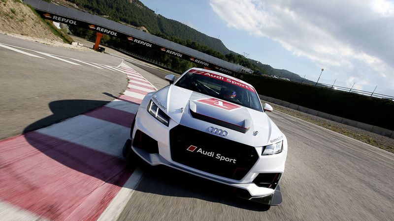 Mit einer eigenen Rennserie für den TT bot Audi ab 2015 eine neue Einstiegsmöglichkeit in die Motorsportwelt. Der Audi Sport TT Cup löste den in den Jahren 2010 bis 2014 ausgetragenen Volkswagen Scirocco R-Cup ab und fand im Rahmen der DTM statt. Für die Saison 2018 übernahm Abt Sportsline die Organisation der Veranstaltung. Jedoch wurde diese wegen einer zu geringen Anzahl von angemeldeten Fahrern abgesagt. (Bild: Audi AG)