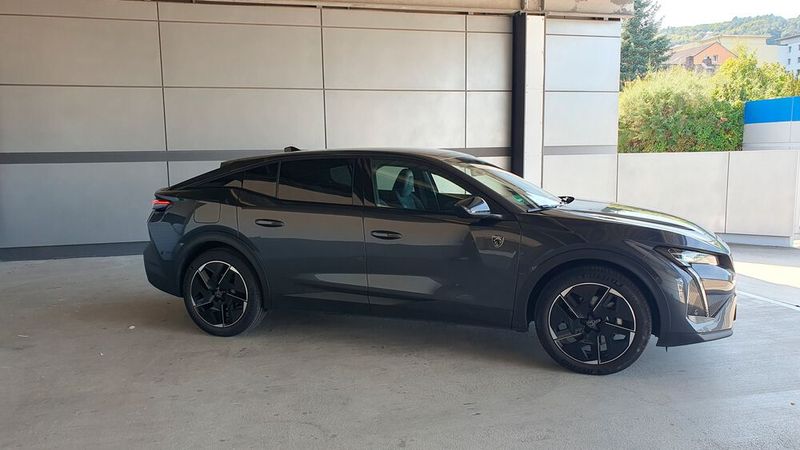 5. Die Seitenlinie: Im Profil präsentiert sich der Franzose durchaus imposant und bullig. Mit seiner langen Haube, der flachen Frontscheibe und dem ebenso flachen Dach strahlt das Fahrzeug eine gewisse Eleganz aus. Die Fenstergrafik verläuft flach und harmonisch, während die breit ausgestellten und mit Kunststoff ummantelten Radhäuser klare Anleihen an ein SUV-Design erkennen lassen. Der Testwagen steht auf 19-Zoll-Rädern, die in den massiven Radhäusern fast mickrig aussehen. Zugleich verleiht die coupéartige Dachlinie dem Wagen eine sportliche Note, während die höher gesetzte Karosserie eine gewisse Robustheit vermitteln soll. (Bild: Schreiner – VCG)