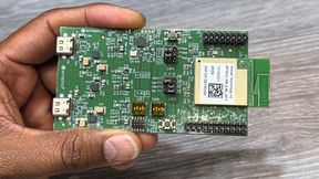 Detailaufnahme des Evaluation-Kits für den neuen SYN765x-Chip. Dieses Entwickler-Board ist das Herzstück der Smart-Home-Demonstration rund um die intelligente Mikrowelle. Ausgestattet mit einem aufgesetzten Ampak-Funkmodul samt Antenne, USB-C-Ports und weiteren Entwickler-Schnittstellen, übernimmt die Platine autark KI-Sensorik-Aufgaben sowie die Steuerung als IoT-Hub für Standards wie Wifi 7, Thread und Matter. (Bild: mc/VCG)