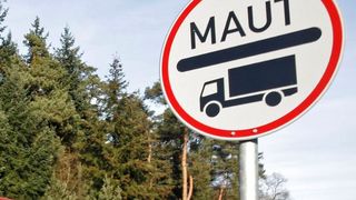 Zum 1. Januar 2023 wurde die Lkw-Maut in Deutschland erhöht. Jetzt kommt aufgrund des CO2-Abschlags ab 1. Dezember noch eine große Kostenschippe mehr dazu, die vor allem die mitteldeutschen Spediteure aus dem Gleichgewicht bringen könnte. Lesen Sie, warum ... (Bild: B. Bronnhoff)