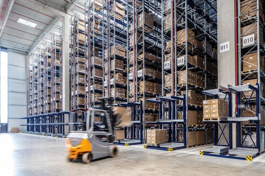 Im neuen Logistikzentrum bei der Vierol AG optimieren Systeme von Meta jetzt den Warenfluss. Hier erfahren Sie noch mehr Details über dieses Logistikprojekt. Im neuen Logistikzentrum bei der Vierol AG optimieren Systeme von Meta jetzt den Warenfluss. Hier erfahren Sie noch mehr Details über dieses Logistikprojekt.