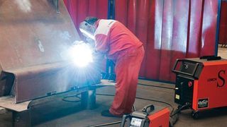 Funkenarm: Beim Arbeiten mit Speed-Pulse unterbleibt das beim MIG-MAG-Schweißen kaum vermeidbare Funken-Feuerwerk und es entstehen fast keine Spritzer.  Bild: Körner (Archiv: Vogel Business Media)