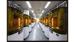 Mit einem Carbon-Drucker fing es an. Inzwischen ist die Maschinenanzahl in diesem Raum zweistellig. Für die Harze besitzt Oechsler zwei Mischanlagen, in denen sie selbst die Harz-Mischungen herstellen.  (Bild: Oechsler)