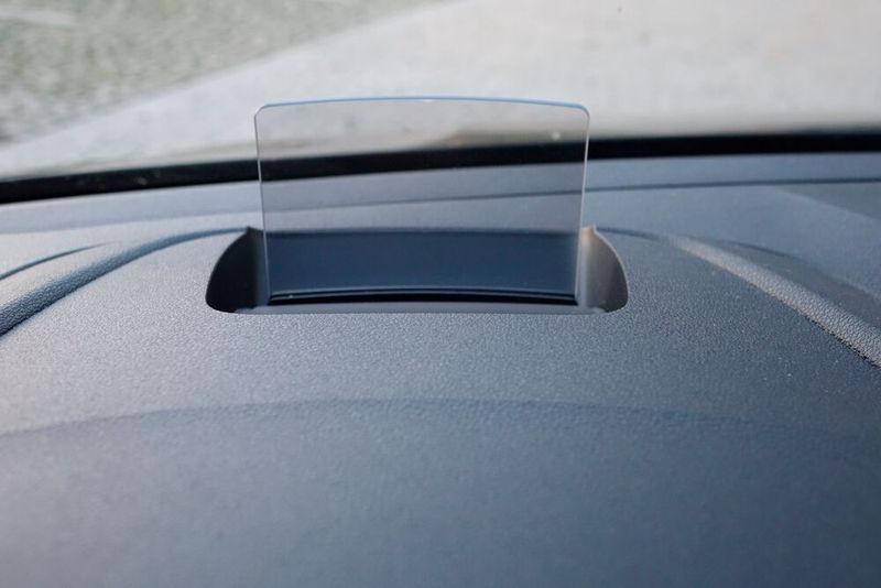 Ein echtes Head-up-Display besitzt der Toyota zwar nicht, aber die Projektionsscheibe ist besser als gar nichts. Im Dacia gibt es weder das eine noch das andere. (Bild: Rosenow – VCG)