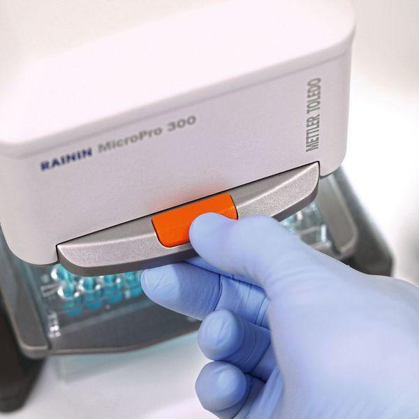 Der 96-Kanal-Tischpipettierer von Mettler Toledo geht über das einfache Hinzufügen und Mischen von Reagenzien hinaus und bietet  Funktionen wie Aliquotierung, Dispensieren, Probenverdünnung mit Mischen und Mehrfachaspiration mit Mischen. (Bild: Mettler Toledo)