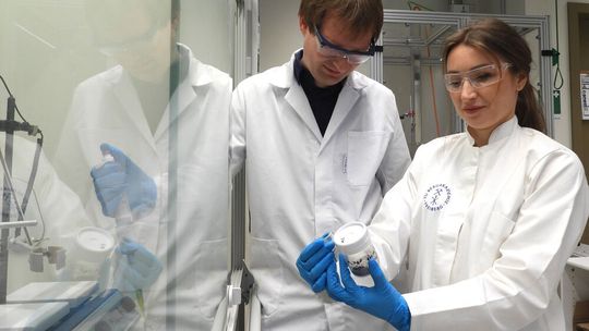 Forschende des Teams im Labor bei der Probennahme im Labor. V.l.n.r.: Pit Völs, Lesia Sandig(Bild:  TU Bergakademie Freiberg)