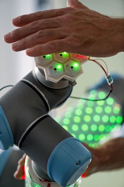 Cellularskin ist eine künstliche Haut, die in Prof. Gordon Chengs Institut für Kognitive Systeme entwickelt wurde. (Astrid Eckert / TU München)