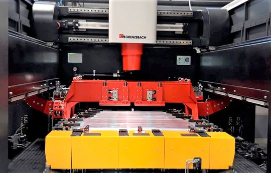 TPV Automotive in Slowenien hat sich eine 4-Achs-Portalanlage von Grenzebach gegönnt, die Komponenten für Elektroautos per Rührreibschweißen prozesssicher fügt. Hier ein Blick in den Arbeitsraum des Systems. Näheres in diesem Beitrag. TPV Automotive in Slowenien hat sich eine 4-Achs-Portalanlage von Grenzebach gegönnt, die Komponenten für Elektroautos per Rührreibschweißen prozesssicher fügt. Hier ein Blick in den Arbeitsraum des Systems. Näheres in diesem Beitrag.
