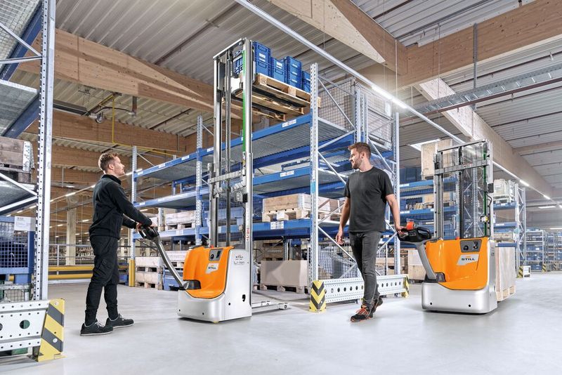 Seine Wendigkeit und die leichtgängige Bedienung auch auf engem Raum verdankt der EXV 10C-16C auch der Ifoy-prämierten, ergonomischen Deichsel. (Bild: Still)