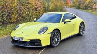 In Cartagenagelb ein echter Hingucker: Der überarbeitete Porsche 911 Carrera S bleibt sich auch mit der Baureihe 992.2 weiterhin treu. (Bild: Schreiner – VCG)