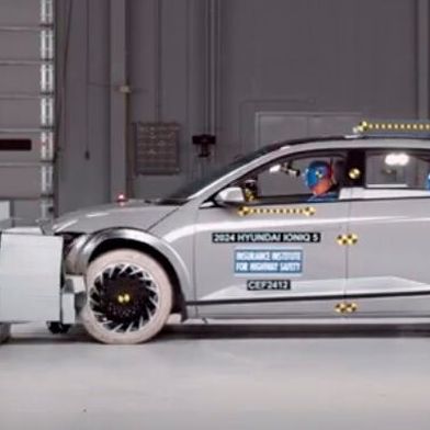 Noch kommt`s teuer! „Kracht“ es mit einem Elektroauto, dann kostet das deutlich mehr als wenn der Verbrenner einen Unfall hat. Hier eine Einschätzung vom Gesamtverband der Deutschen Versicherungswirtschaft (GDV) ... (Bild: ADAC)