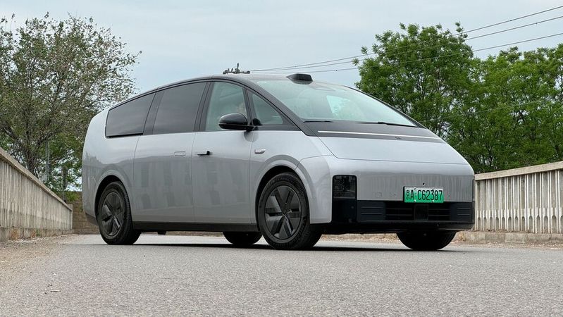 Der LiAuto Mega wirkt wie eine Van-Variante des Tesla Cybertruck.(Bild:  SP-X/Benjamin Bessinger)