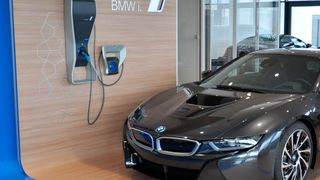 Die Präsentationsfläche für die i-Modelle könnte künftig in deutlich mehr BMW-Autohäusern zu sehen sein. (Wehner / kfz-betrieb)