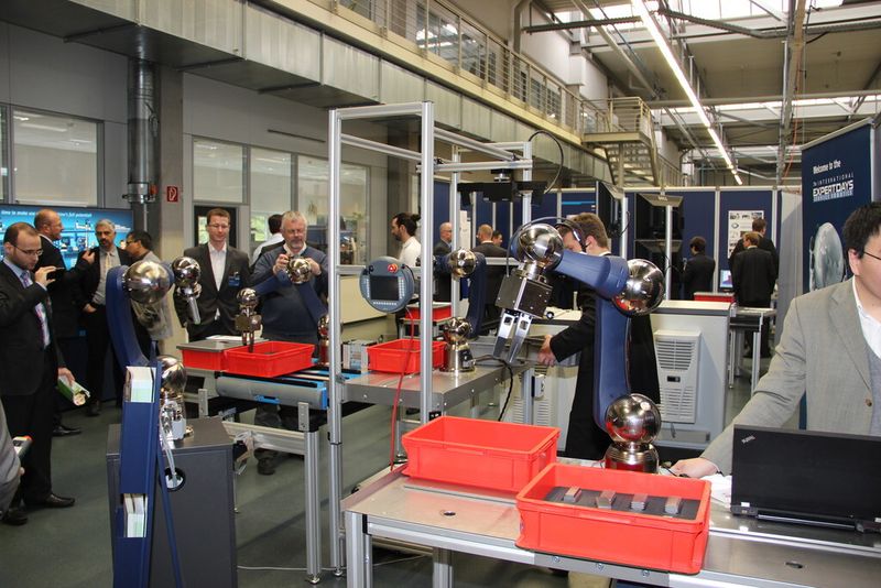 Schunk-Leichtbauarme in Aktion. (Bild: Kroh)