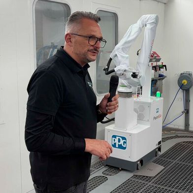 Arek Fiedorowicz von PPG wird in Würzburg auch über den Spritzlackierroboter PaintGo sprechen. (Bild: Otto – VCG)