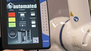 Die Bedieneroberfläche der Anlage auf dem Smart Pendant des Yaskawa 
Roboters. (Bild: b-automated Luciano Baumgart)