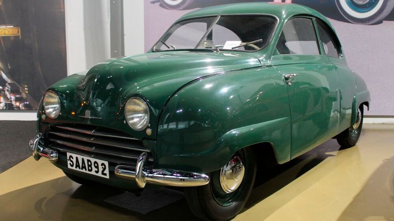 Der Saab 92 feierte 1949 seinen Serienstart. Er was das erste Serienauto des Flugzeugherstellers Saab und begründete dessen Automobilsparte. Die mit einem Cw-Wert von 0,30 ausgesprochen windschlüpfige Form stammte von dem schwedischen Designer Sixten Sason.  (Bild: autodrom)