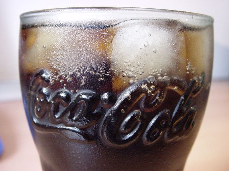 Erfrischung für die Kette? Coca Cola büßt drei Plätze ein. 2013 kommen die Limoexperten auf Platz 9. (Bild: Summi unter GNU-Lizenz 3.0 wikimedia)