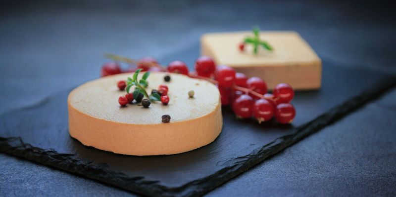 Sie gilt als kulinarische Spezialität: Foie Gras, gemacht aus Gänseleber. Wegen ihres unverwechselbaren Geschmacks und ihrer Textur ist sie in vielen Sterneküchen der Welt zu Hause und bislang kaum zu imitieren.(Bild:  guy - stock.adobe.com)