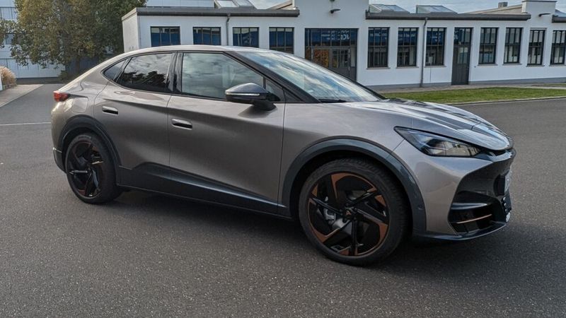 1. Das Design: Das vollelektrische SUV-Coupé wurde in Spanien designt und lehnt sich mit seinen Kanten und dem dynamischen Sickenverlauf optisch stark an die Designstudie aus dem Jahr 2019 an. Ins Auge stechen neben der Linienführung vor allem der Kühlergrill mit seinen auffälligen, funktionalen Lufteinlässen sowie die 21 Zoll großen Leichtmetallfelgen mit kupferfarbenen Elementen. (Bild: Mauritz – VCG)