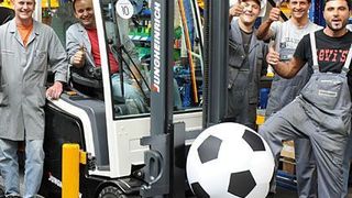 WM-Euphorie im Jungheinrich-Werk in Moosburg: Anlässlich der Fußball-WM erhielt ein Elektro-Gegengewichtsstapler eine Sonderlackierung in den Farben der DFB-Elf 2010.  Bild: Jungheinrich (Archiv: Vogel Business Media)