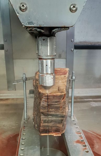 Schneiden von versteinertem Holz mit Novajet-Wasserstrahltechnologie.  (Bild: Novajet)