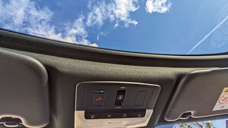 Den Himmel scheinbar greifbar macht das Panoramadach – ein festes, nicht zu öffnendes Glasdach. Es ist in besagter Ausstattungsvariante „Tekna“ ebenso enthalten wie die Lederpolsterung der sehr bequemen Sitze. Was diesen im Sommer allerdings fehlt, ist eine Belüftungsfunktion. (Bild: Dominsky – VCG)