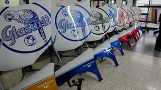 Insgesamt gab es drei Aufgaben zu meistern. Eine davon war eine Designlackierung mit vier Farbtönen. Das Motiv zeigte das historische Logo des Sponsors Glasurit. (Bild: Wenz - VCG)