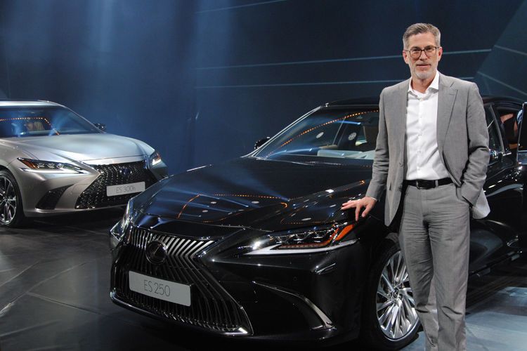  „Mit dem ES wollen wir gezielt Geschäftsleute ansprechen, die sich von der Masse abheben wollen“, sagte Lexus-Deutschland-Chef Heiko Twellmann am Rande der Fahrzeugpräsentation. (Schreiner/»kfz-betrieb«)