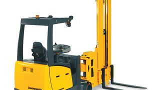 Der Jungheinrich-Schmalgangstapler EFX 410-413 kann geführt im Schmalgang arbeiten oder auch frei verfahrbar im Breitgang eingesetzt werden. (Bild: Jungheinrich)