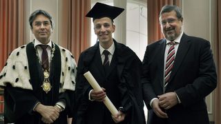 Peter Leibinger (Mitte) hat von der TU Dresden die Ehrendoktorwürde erhalten. Links: Rektor der TU Dresden, Prof. Hans Müller-Steinhagen; rechts: Dekan der Fakultät Maschinenwesen, Prof. Eckhard Beyer  (Bild: Trumpf)