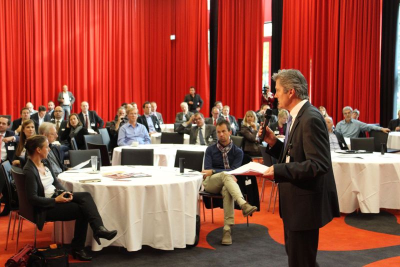 Die zahlreichen Teilnehmer des ENTERPRISE MOBILITY SUMMIT 2013 genossen hochkarätige Keynotes: Hier im Bild Günter Kurth von Computacenter. (Vogel IT-Medien)