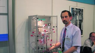 Projektingenieur Wolfgang Finger erklärt die Phasengleichgewichtsapparatur. Sie ist für einen Einsatz von ca. 35 ml ausgelegt und kann im Vakuum, bei Normal- oder Überdruck sowie bei Temperaturen bis etwa 250 °C betrieben werden.  (Bild: Kempf)