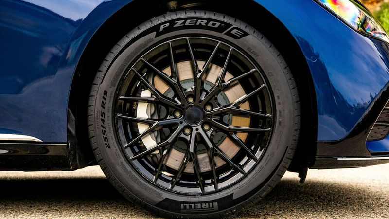 Ebenfalls für die Fraktion elektisch (mit-) angetriebener Sportwägen: Der „P Zero E“ soll eine optimale Bremsleistung und herausragenden Komfort bieten, gleichzeitig aber auch einen sehr niedrigen Energieverbrauch. (Bild: Pirelli)